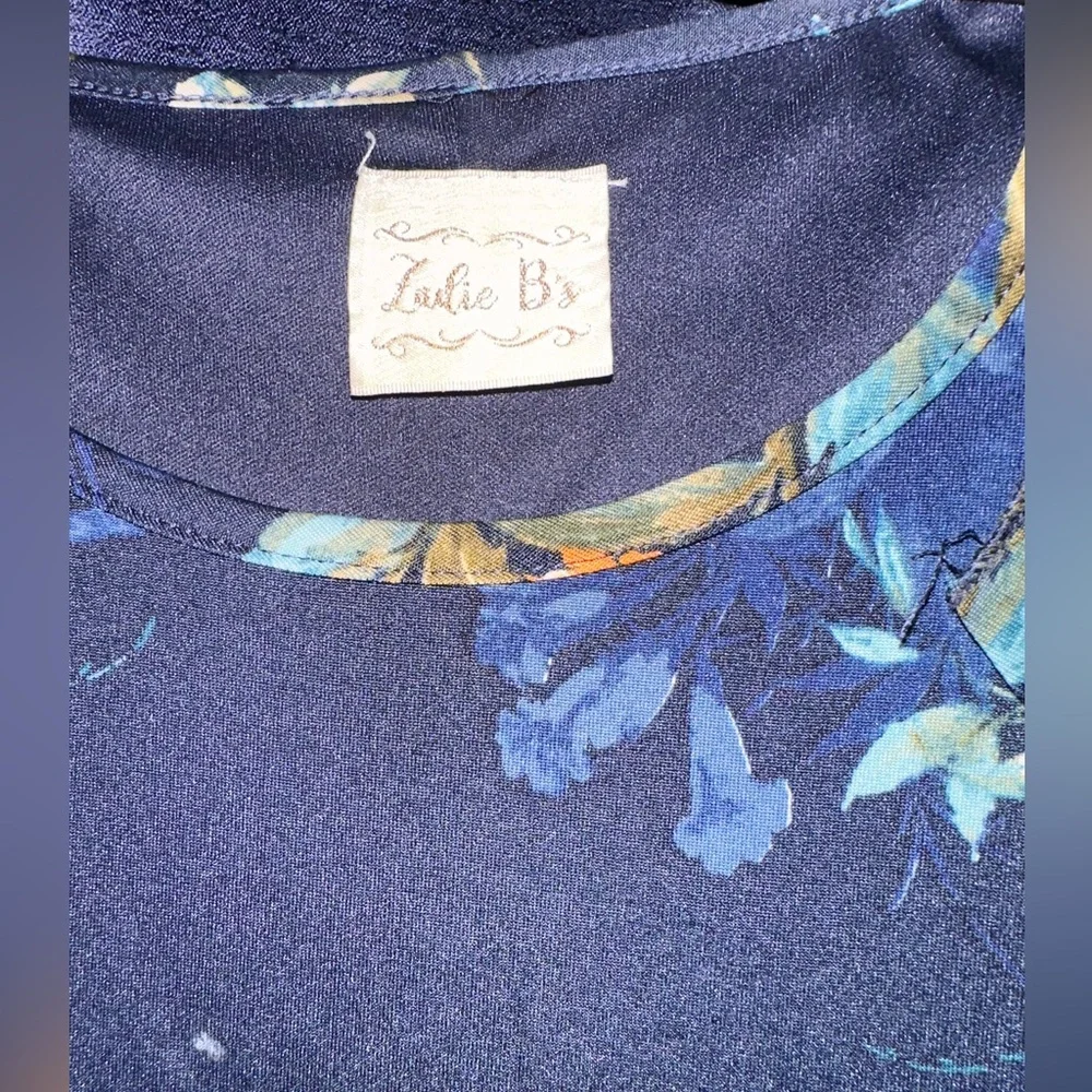 Zadie B’s Floral Top - Picture 2 of 2